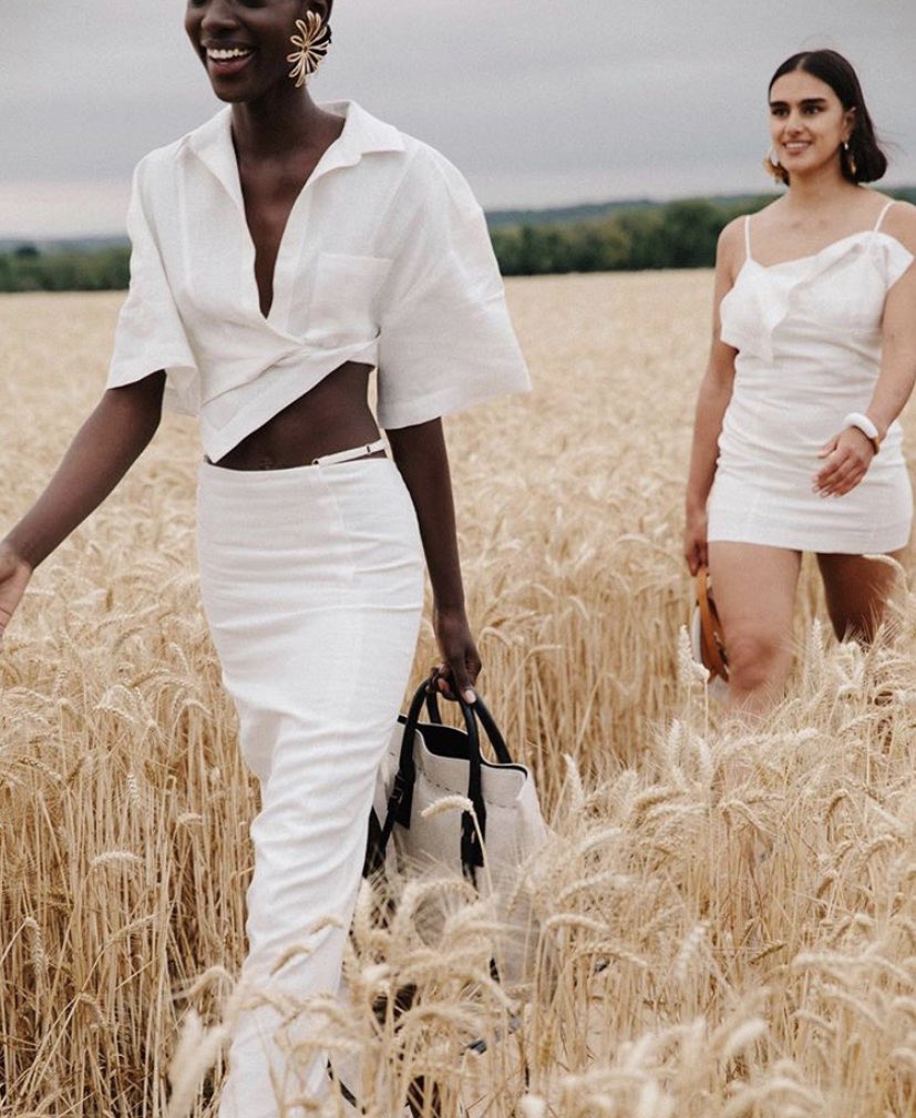 ValourMagazine's tweet image. Walking into the weekend like ✨

(📸: @jacquemus)