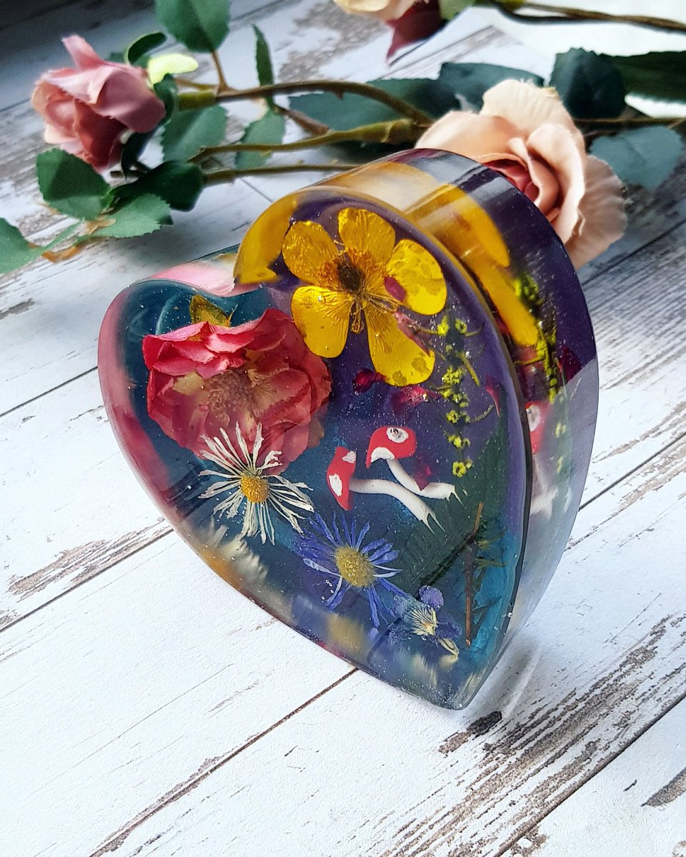 Today is the day! My shop opens up at 19:30 this evening! I'm in full panic mode now trying to get everything ready 😩

Enjoy your day! Keep your eyes peeled for more updates throughout the day! 
#maiaandthewildflower #QueenOf #botanicalresinart #SBSwinner #etsy #shopping #etsyuk