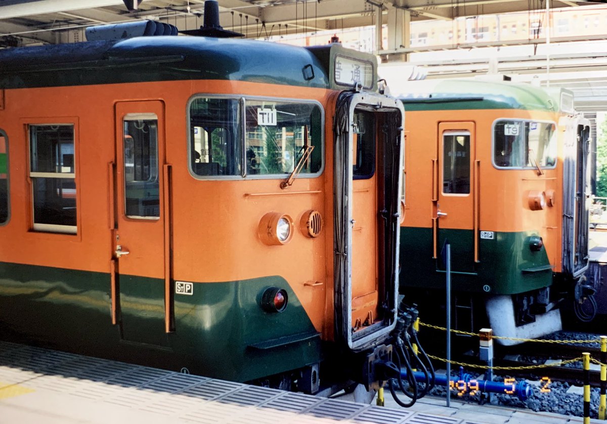 今回も少しだけ古いアルバムから、21年前に東京駅で撮影した東海道線の