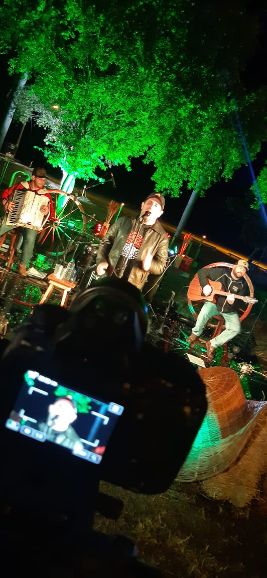 Rodrigo99695498's tweet photo. Live de ontem feira do amendoim edição especial 🎬📽🎤🎸 https://t.co/vQNWUBAJyf