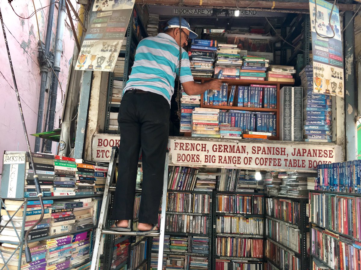 ナカムラクニオ 6次元 狭小書店は インドが一番多いかも 道端の狭いところに突然本屋さん があってびっくりする 2階は倉庫みたい 世界の狭い本屋さん という写真集があればぜひ見てみたい 本の世界をめぐる冒険