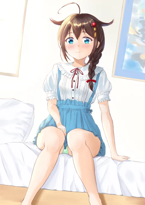 かなり気合い入れてデートに臨んだのに、いざ部屋に上げられちゃうと緊張のあまり固まっちゃってるっていう時雨ちゃんの絵です。

あと気安く時雨ちゃんのぱんつが見たい。見たい。 