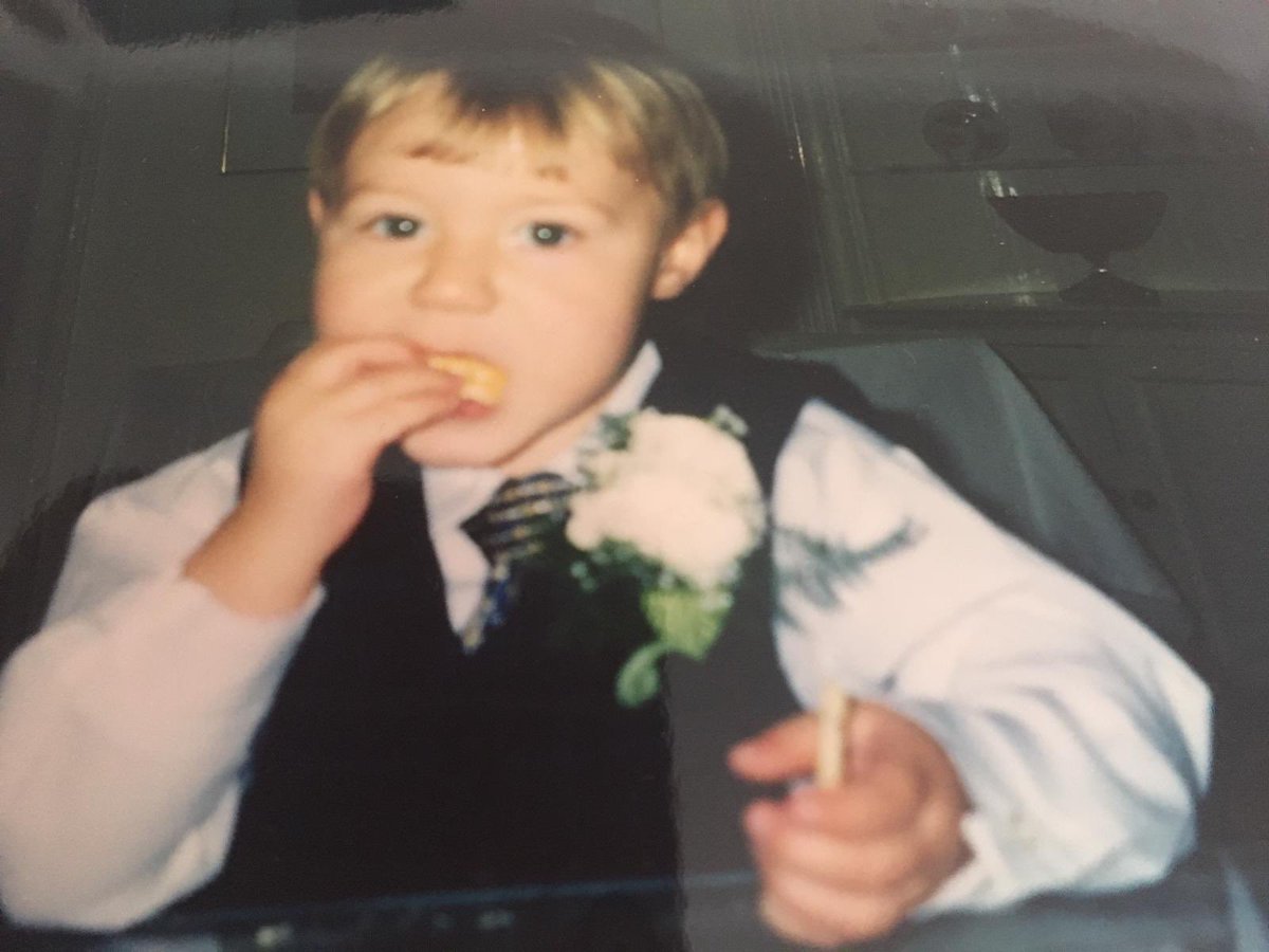 leedsmodernians's tweet photo. 🔴👶🏻🔴 YOUNG/OLD MODS 🔴👶🏻🔴
Young Mod...
Old Leeds Mod...
This one looks like he’s always loved his post match food in the room of death...
Whixh Mod we have here?
#UTM #YoungMod #OldMods https://t.co/qm4PT7EptO