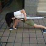 最近の小学生の流行？!傘を持つと雷の呼吸 壱の型のポーズをするらしい!