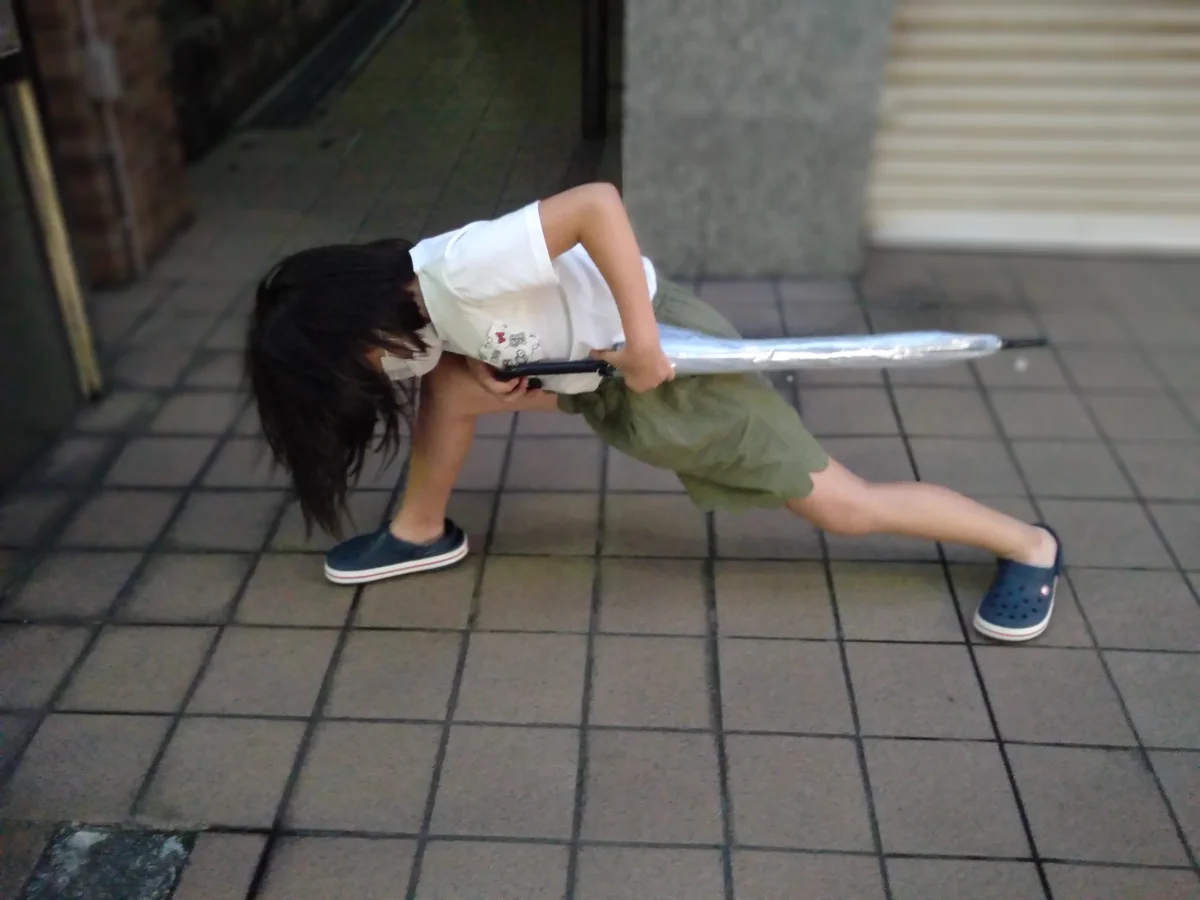 最近の小学生の流行？！傘を持つと雷の呼吸 壱の型のポーズをするらしい！！