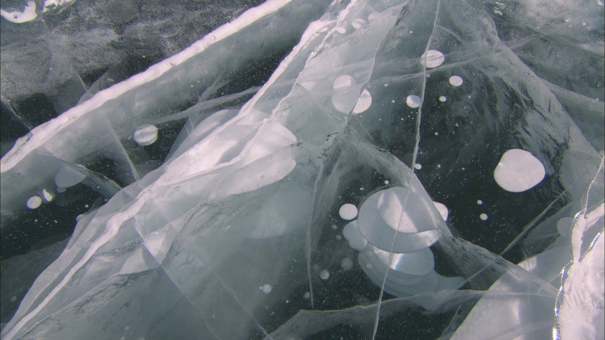 凍結のバイカル湖 バイカル湖が凍結、幻想的な風景に_新華網日本語