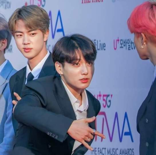 IzmolViii's tweet photo. @demifiore @BTS_twt #MTVHotttest BTS @BTS_twt https://t.co/tf7NwiyMO0