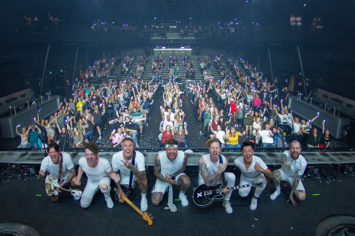 Wow, just wow. Iedereen die gisteravond via de livestream heeft gekeken, aanwezig was in Poppodium 013 of hun nek heeft uitgestoken om dit te laten werken: onwijs bedankt voor al jullie support. 🙏🏼

JULLIE ZIJN ALLES! 
🤍 THE DIRTY DADDIES