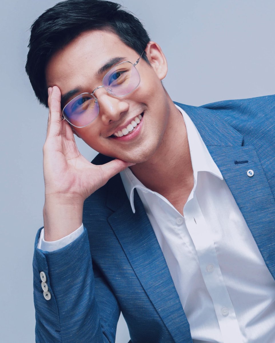 Wearing this while I enjoy my digital time at home during this quarantine. Ken  Chan X Peculiar bring you good visual experience and with proper eye  protection. Enjoy the rest of your