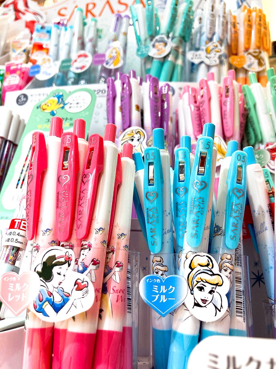 金ペン堂 裾野市の文房具店です 新しいサラサはディズニープリンセスです インクはシャイニーカラーで黒い紙にもくっきり書けるよ サラサセレクトのセットには ヴィランズ柄のサラサクリップも付いていて物語の世界観ありお得感あり リフィル