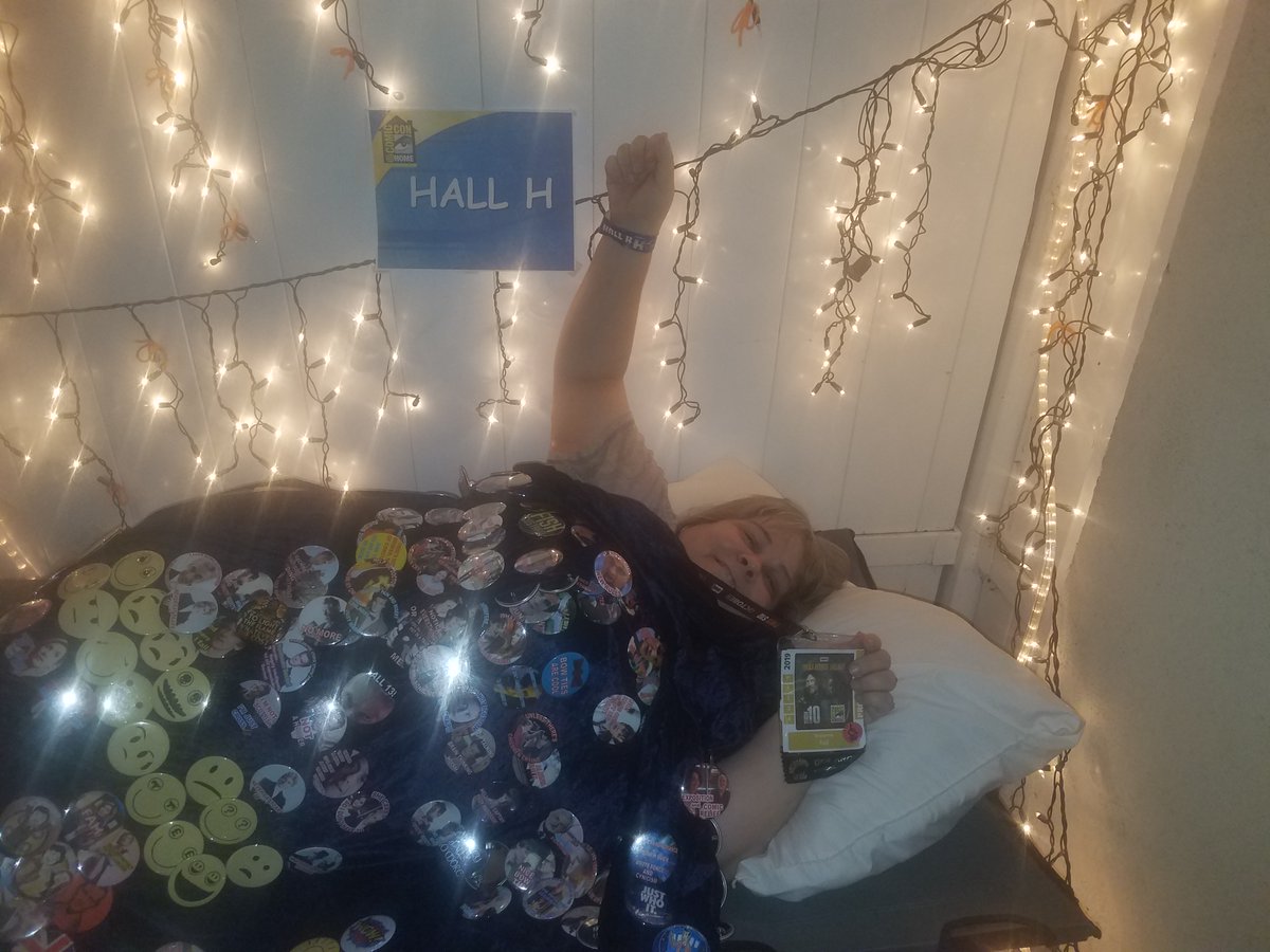 button__lady's tweet photo. Decided to pull out my gear and set up my OUTSIDE Hall H sleeping cot! Wristband, badge, Doctor Who button cape and all!! #DoctorWho @HallHLine #HallHLine #SDCC #SDCCatHome #SDCCAtHome2020 #ButtonLady https://t.co/l31TNIJ3CH