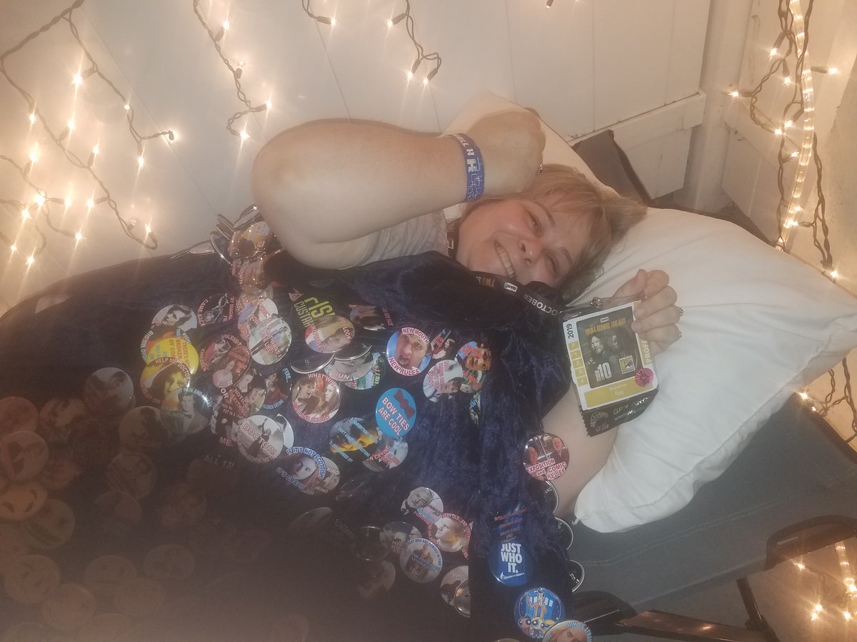 button__lady's tweet photo. Decided to pull out my gear and set up my OUTSIDE Hall H sleeping cot! Wristband, badge, Doctor Who button cape and all!! #DoctorWho @HallHLine #HallHLine #SDCC #SDCCatHome #SDCCAtHome2020 #ButtonLady https://t.co/l31TNIJ3CH