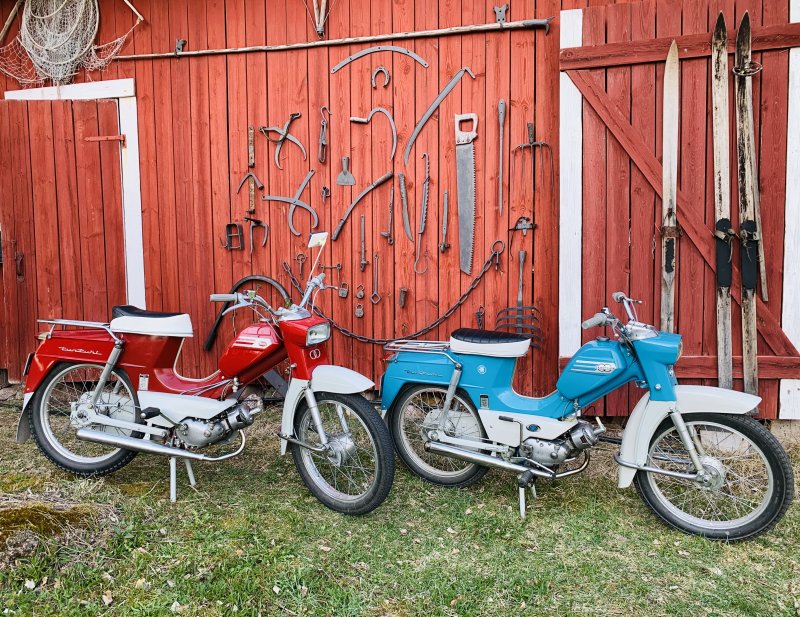 Kouvolakaupunki's tweet photo. Su 26.7. Valkealan Vuohijärvellä wanhojen mopojen Vuohijärven ympäriajo,vanhoja mopoja ja muita kulkupelejä. Lähtö klo13 Orilammen majalta (Voikoskentie 138).  Yleisö tervetullut seuraamaan lähtöä tai vilkuttamaan tien varteen. https://t.co/u02yuATQGR #kouvola #vuohijärvi #mopot https://t.co/OoeuQlzUYg