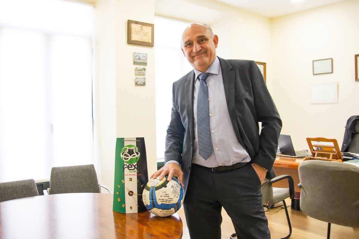 Siempre con vocación de servicio al fútbol extremeño.
Me encuentro en el mejor momento de mi vida para ejercer de Presidente de la FEXF.
Más de 30 años de trayectoria y experiencia en la gestión empresarial me avalan, he decidido dar un paso al frente y presentar mi candidatura.
