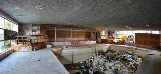 Photographer Updates Postcards Of 1960s Resorts Into Their Abandoned Ruins https://flashbak.com/photograp...