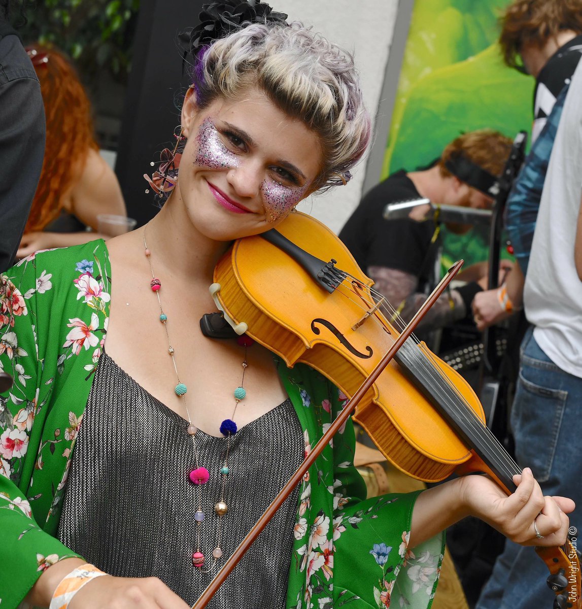 Steamchicken's tweet photo. Reliving @warwickfolkfest on line this weekend. Dress up and get drunk in the rain. Got your outfit for the tour? Missing you @DoughAndBrew @PeachPubs #RoseandCrown @TheFleeceInn #mainbar @EarlsdonMorris @ChinewrdeMorris @WarwickFolk https://t.co/EbneGyuue2