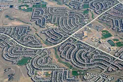 BrentToderian's tweet photo. Suburban sprawl costs the American economy more than $1 trillion annually. Americans living in sprawled communities directly bear an astounding $625 billion in extra costs. And ALL Americans bear the other $400 billion more. Via @NewClimateEcon @LitmanVTPI
https://t.co/LmByfyd3Nw https://t.co/yjPglatjOj
