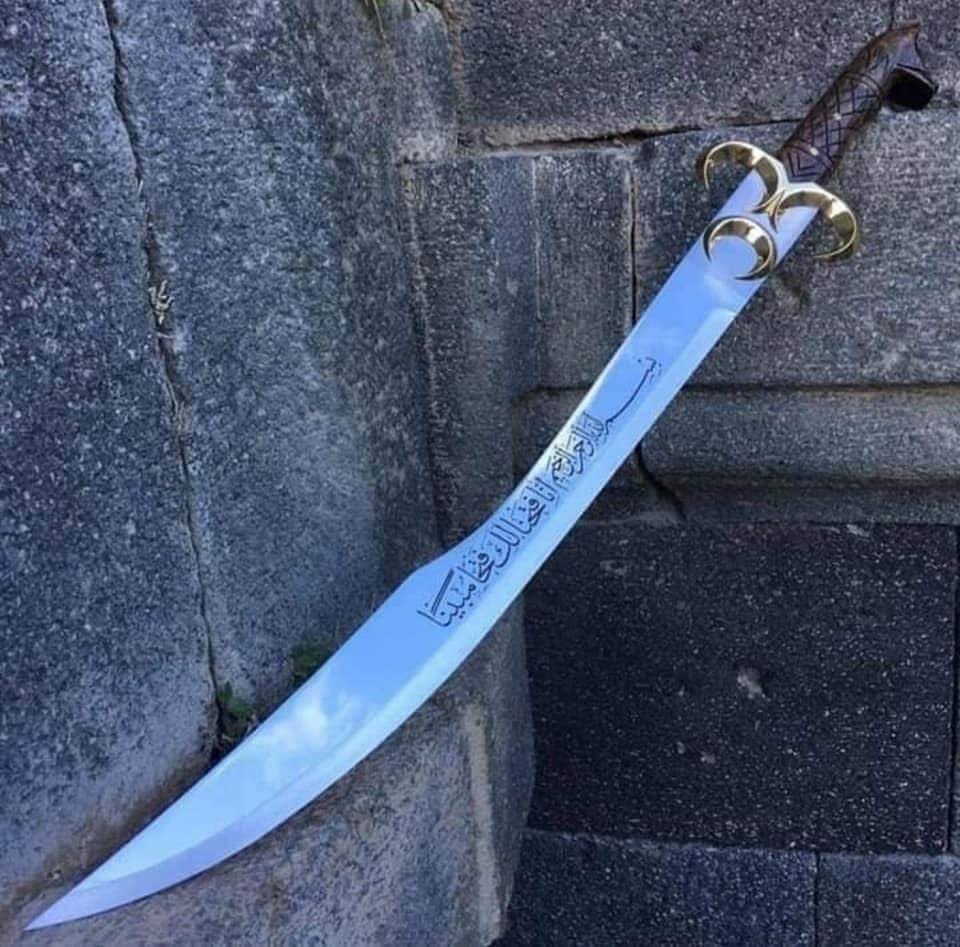 francescatotolo's tweet image. Ieri durante la prima preghiera islamica nella basilica di #SantaSofia, appena riconvertita da #Erdogan in moschea, l’imam Ali Erbas (ministro degli Affari religiosi in #Turchia) ha sfoggiato la spada ottomana.