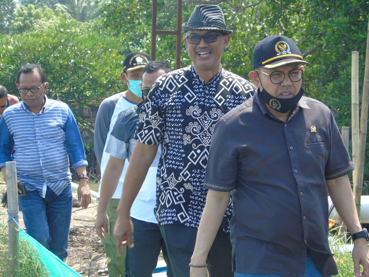 Supm_Bone's tweet photo. Anggota DPR RI Bpk A. Akmal Pasluddin berkunjung dan ikut serta dalam penebaran benur Vannamei di TEFA Busmetik @Supm_Bone didampingi Bpk @NurdinKasim001 (25/7/2020)

@brsdm_kp @sjariefwidjaja @Pusdik_KP @bsuprakto @rafi_ohorella @alwi_mulato @Oghisupm https://t.co/2hDGwu6PEK