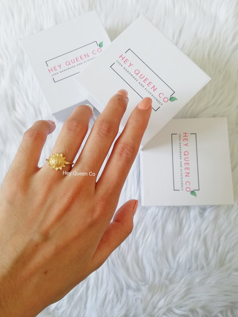 HeyQueenCo's tweet photo. Sunflower "Light &amp; Hope" Ring. 🌻

Keep your face to the sunshine and you cannot see the shadow. It's what sunflowers do. - Helen Keller

Hand-finished and skillfully made by @HeyQueenCo. https://t.co/8kV6123uGr