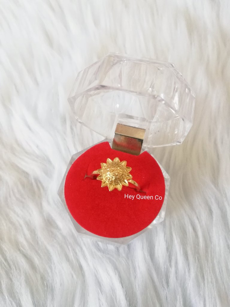 HeyQueenCo's tweet photo. Sunflower "Light &amp; Hope" Ring. 🌻

Keep your face to the sunshine and you cannot see the shadow. It's what sunflowers do. - Helen Keller

Hand-finished and skillfully made by @HeyQueenCo. https://t.co/8kV6123uGr