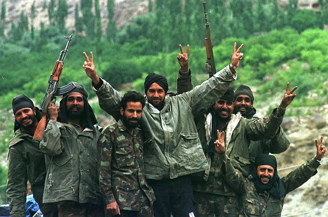 जुलै २६:"आम्ही हरलो आणि तुम्ही जिंकला" असे अधिकृत रित्या पाकिस्तानने मान्य केले आणि आपण कारगिल युद्ध जिंकलो !!!!!!!कारगिल युद्ध हि एक अशी कहाणी आहे जी आजही ऐकताना अंगावर रोमांच येतात,श्वास फुलतात,पुढे काय झालं असेल हे वाचण्याची इच्छा निर्माण होते.