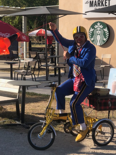LassagneSandra's tweet photo. L'aire extraordin'aire de Porte de la Drôme (A49) vous propose une pause sourire avec Marco et Boulon artistes déambulants 😉 fous rires et cadeaux jusqu'à 15h30 ! #aprr #pause https://t.co/GJjziyewEW