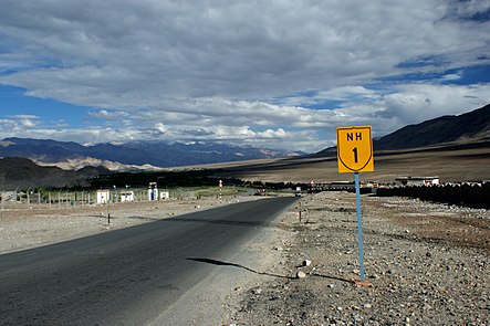 २८ मे १९९९ :भारतीय हवाई दलाचे मिग-१७ हे विमान पाकिस्तान्यांनी पाडले आणि ४ वैमानिक हल्ल्यात मारले गेले.१ जून १९९९:राष्ट्रीय महामार्ग नं.१ पाकिस्तान्यांनी बॉम्बस्फोट करून उध्वस्त केला.