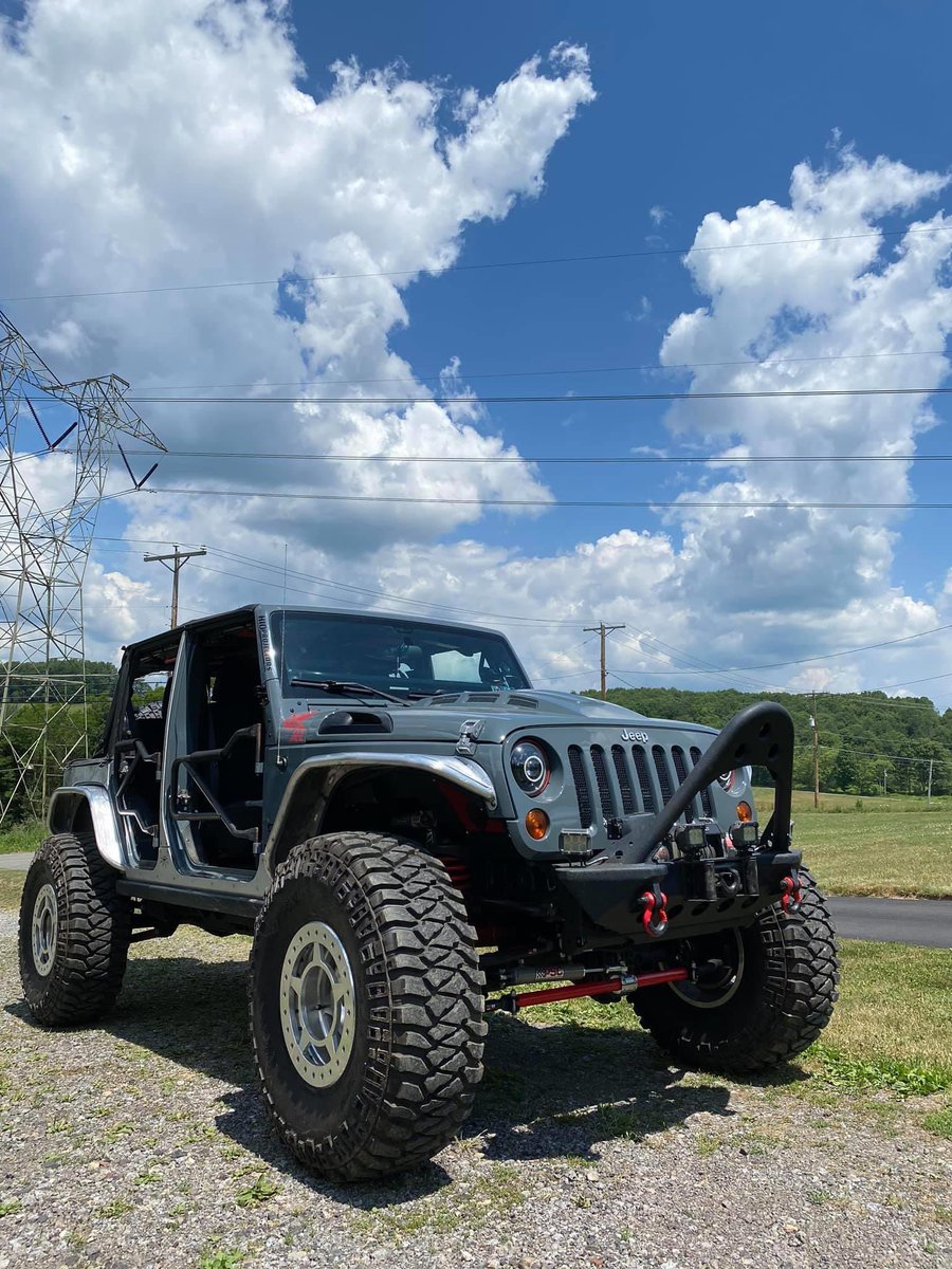 Hopeful for another nice doorless weekend 🤙😂 #jeep #jku #happdays #jeeplife #doorless #summertime #wrangler #4doorjeep #40s