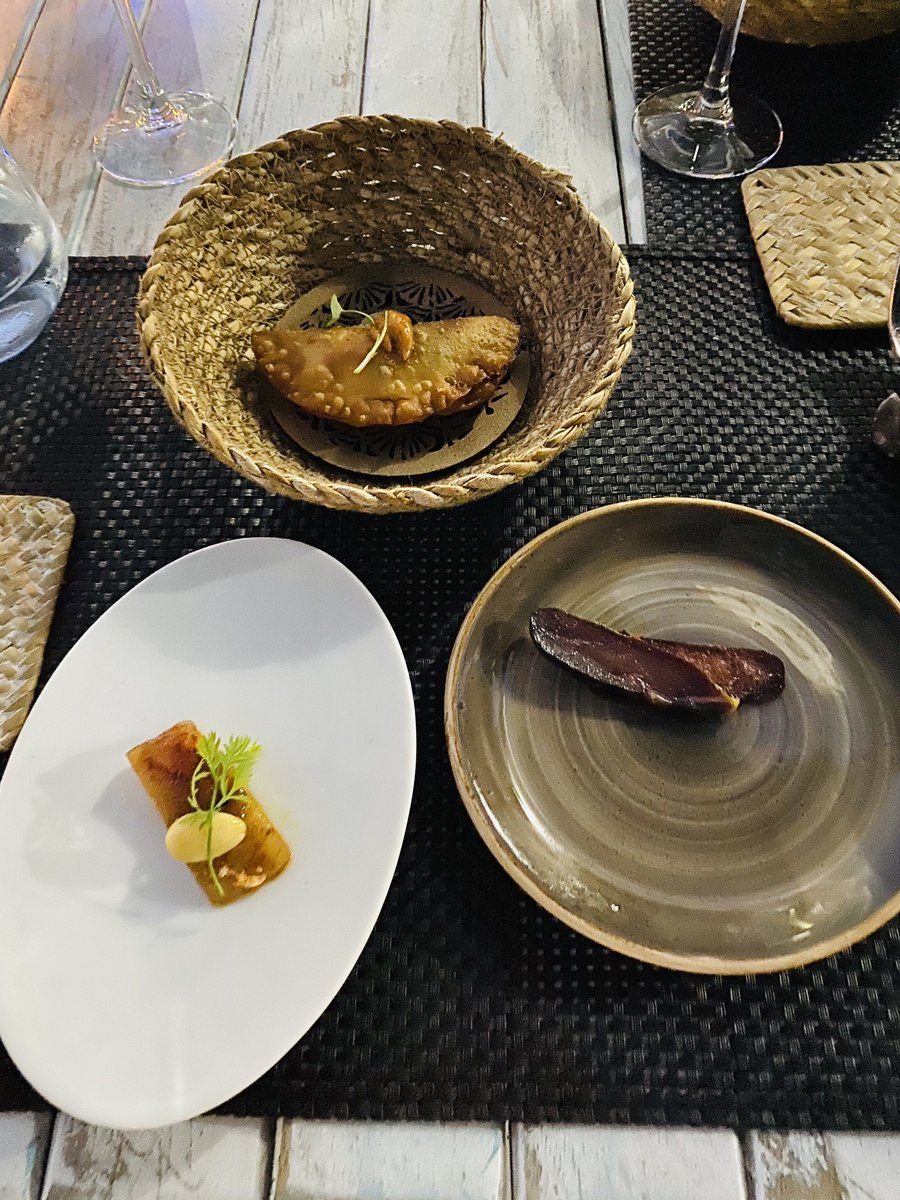 soynacho84's tweet photo. Curioso concepto de @RSamaruc que se sale de lo habitual en #Denia. Buenos fondos. Fotos 📸Snacks, albóndigas de choco, bacaladilla y carrillera. https://t.co/3nj3S0Wi9p