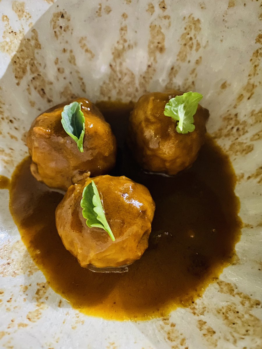 soynacho84's tweet photo. Curioso concepto de @RSamaruc que se sale de lo habitual en #Denia. Buenos fondos. Fotos 📸Snacks, albóndigas de choco, bacaladilla y carrillera. https://t.co/3nj3S0Wi9p