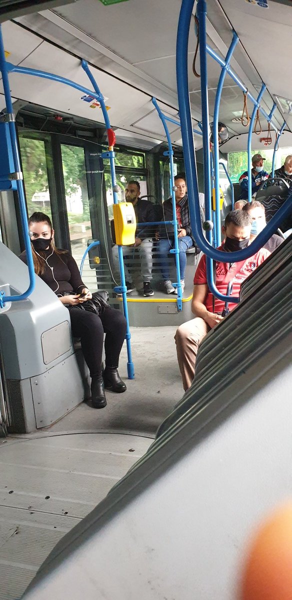Sakeesteve's tweet photo. Néha én is erősen elgondolkodom rajta,minek húzom fel ezt a szar maszkot. #védjükegymàst? #ezeket #minek https://t.co/dgtSzZLeWq