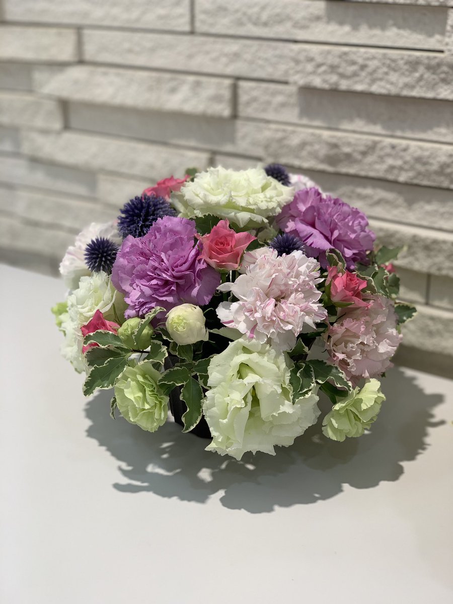 tsb_flower's tweet photo. 本日のオープンキャンパスはフラワーアレンジメント制作💐でした。
丸く作るのが難しいですが、キレイなアレンジが出来ました😊
#東京スクールオブビジネス
#フラワービジネス学科
#フラワーアレンジメント
#オープンキャンパス
#代々木 https://t.co/SLav6N8Yi0