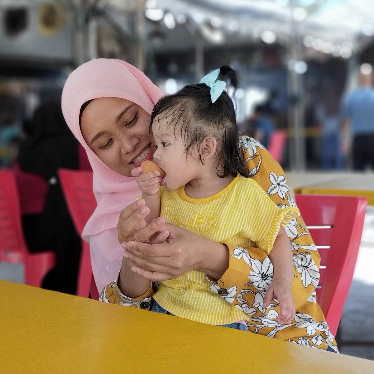 ajom la kita makan dulu. Keisha dengan ibu dia je dulu
