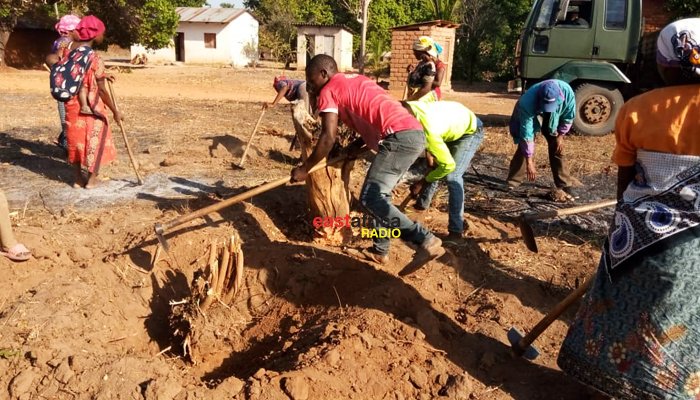 earadiofm's tweet photo. Wanakijiji wa Lupaso na vijiji jirani wanaendelea na usafi nyumbani kwao na marehemu Rais wa Awamu ya tatu Benjemin Mkapa kwaajili ya kuweka mazingira vizuri, tayari kwa kupokea wageni mbalimbali wakaofika kwaajili ya shughuli za kuaga za mazishi.

#RIPMkapa https://t.co/9qpDgYY0LP