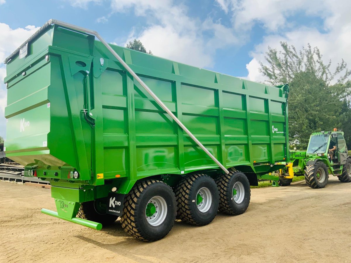 KtwoLtd's tweet photo. MEAN GREEN PUSHING MACHINE! 

#ktwo #ktworoadeo #agriculturemachinery #farmmachinery #ukfarming #farming #agriculture #farmtrailer #spreadtheload #bigtrailer https://t.co/Xb1hN9TfJa