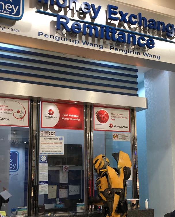 maxmoney2u's tweet photo. Introducing our customer, Bumblebee at our Kulai Jaya branch. We helped him transfer the money in a secure and faster way. Transforming your money transfer needs.
#Transformers #Bumblebee #maxmoney #moneytransfer #superhero https://t.co/vMftlOcH9X