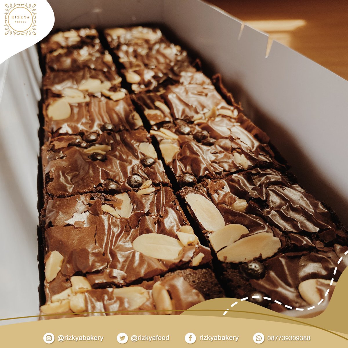 rizkyafood's tweet photo. @KuntoAjiW *nunutnglapak Mari kak Triple Chocolate Fudgy Brownies panggangnya Rp 40.000,00 / box . Bisa PRE ORDER ke WA 087739309388 #rizkyabakery #browniespanggang #browniesjogja https://t.co/9evWECOSdD