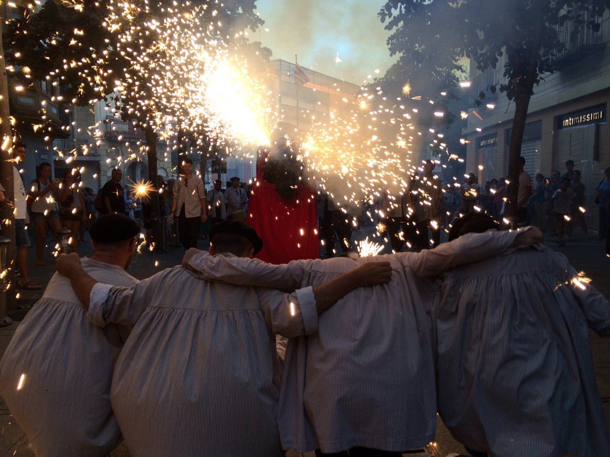 💥Aquest any no sentirem el volador per anar a la Crida.

💥No sentirem nervis abans de l’Escapada.

💥No veurem la llum màgica del 27 camí de Santa Maria.

💥Ni vibrarem al No n’hi ha prou.

Però tenim molt clar que, aviat, ens tornarem a abraçar...

GLÒRIA A LES SANTES!