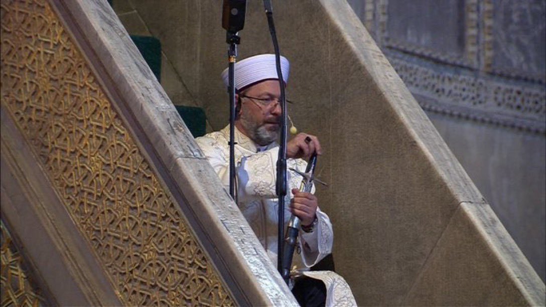 mustafahos's tweet photo. ayasofya ‘nın bir kısmı 1991 yılından itibaren açık...ali erbaş’ı hiç orada ibadet yaparken gören oldu mu? ayasofya’nın muhteşem mimarisi için bir saygı göstermesi oldu mu? ama dün kılıç kuşanıp zehir kustu..siyasal islam tam da budur. din bezirganlığı budur.. https://t.co/1JEvlkBpWZ
