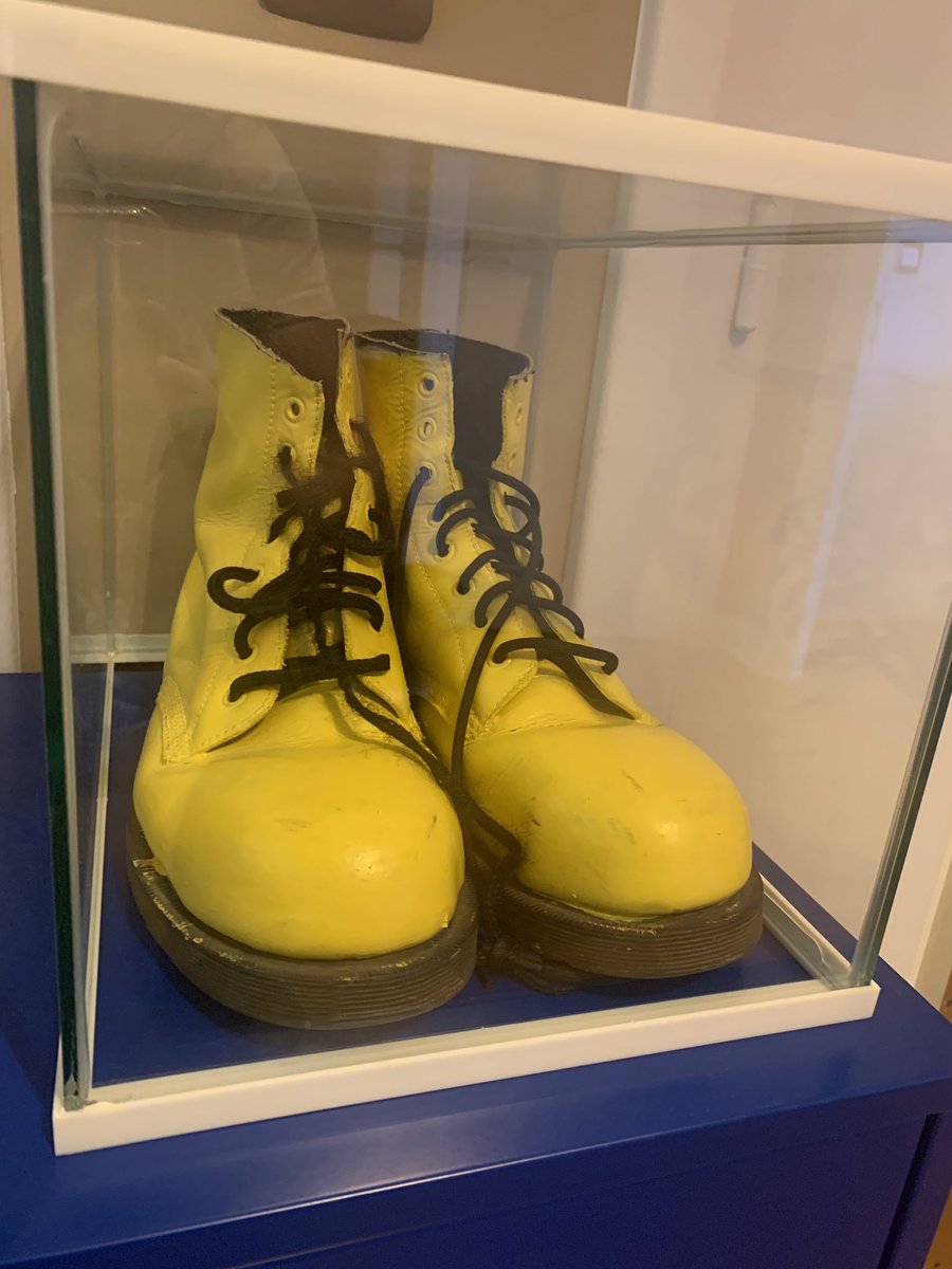 SeverineBaba's tweet photo. @michaeljonesoff Bjr. j’ai remporté aux enchères des Enfoires vos chaussures. J’aurais souhaité vous les faire dédicacer. Quelles seraient les possibilités ? Je viens sur Lyon prochainement. Par avance, merci https://t.co/67pwLa28F9