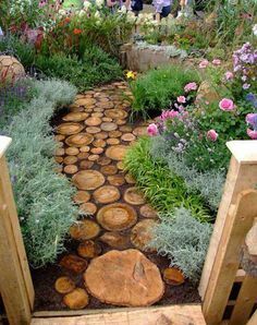 Mueblesypalets's tweet photo. camino de troncos para el jardin #pallet #palets https://t.co/gtJecHiNfw