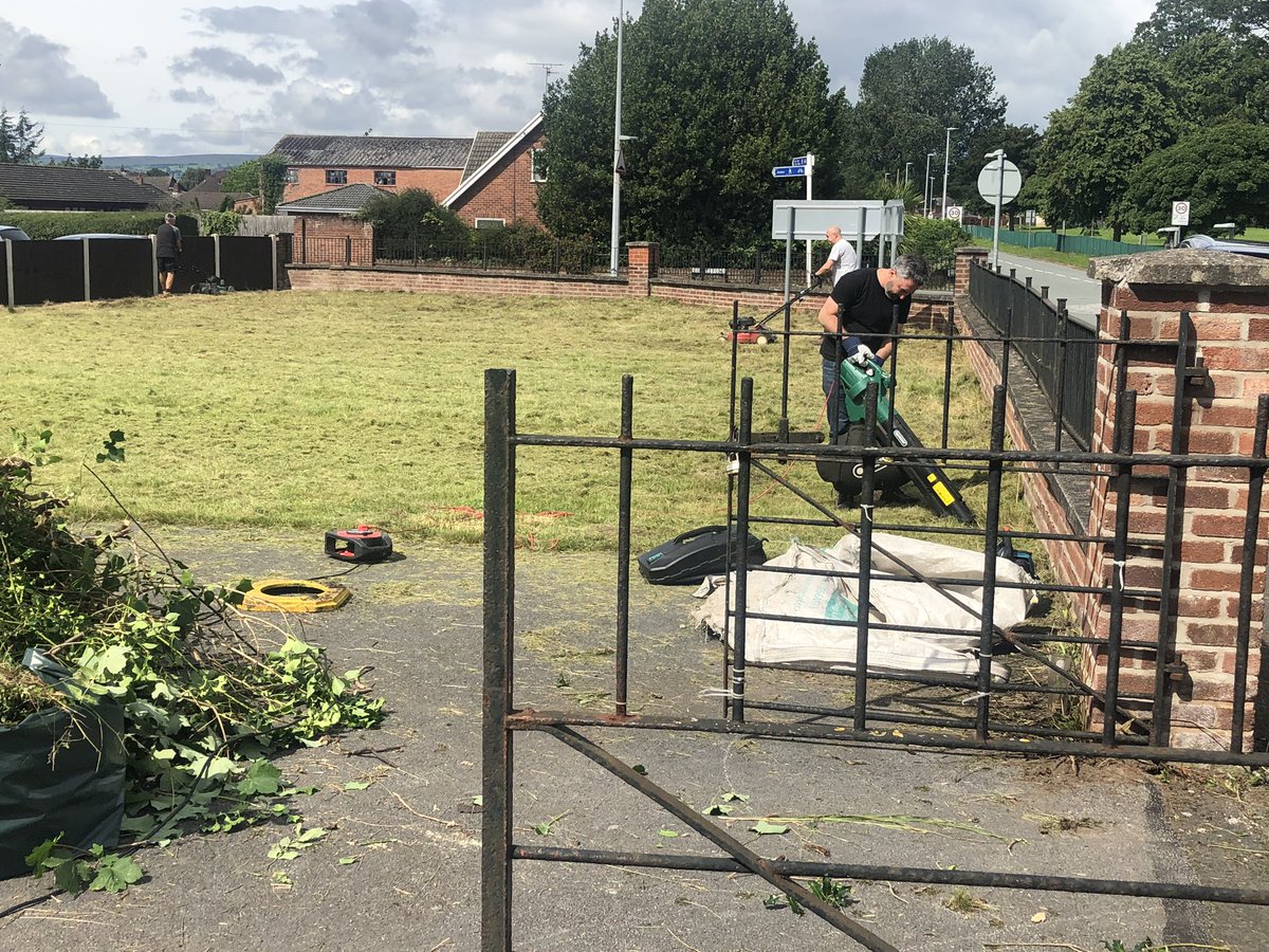LouisaShone's tweet photo. #teampcr have been out and about this morning ,social distancing volunteering ,providing refreshments ,at the tin can youth centre. To enable them to get their services back up and running to provide a much needed drop in centre.#itswhatwedo @CatAnnJones @P_Chudders https://t.co/FDMblUCKXG