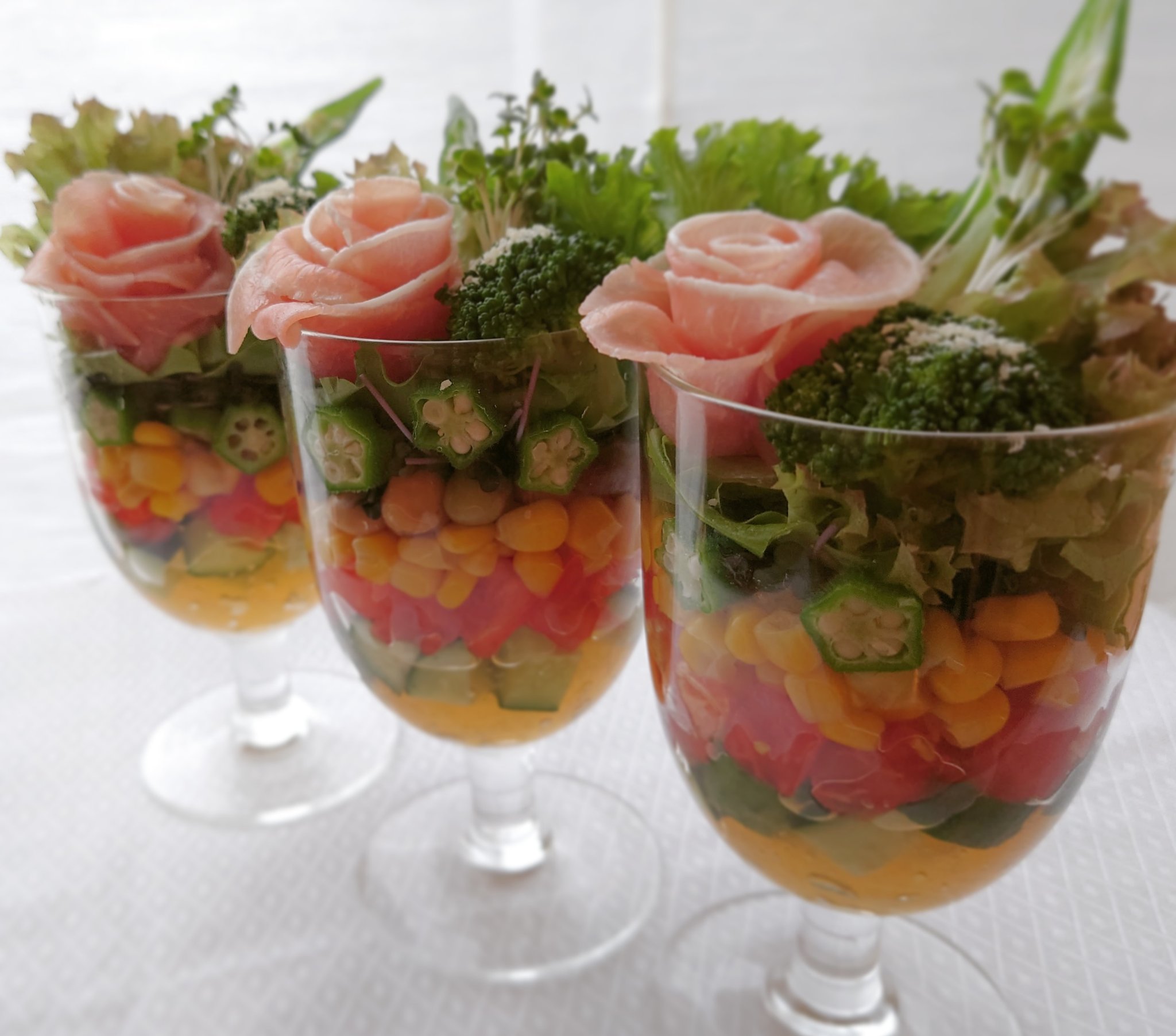 Twitter 上的 Hana In The Kichen グラスサラダ 底にはコンソメのジュレを入れました 生ハムの薔薇 難しい 逆さにしてお皿に出して食べます おうちごはん おうちカフェ サラダ 生ハム 料理好きな人と繋がりたい おもてなし料理 T Co