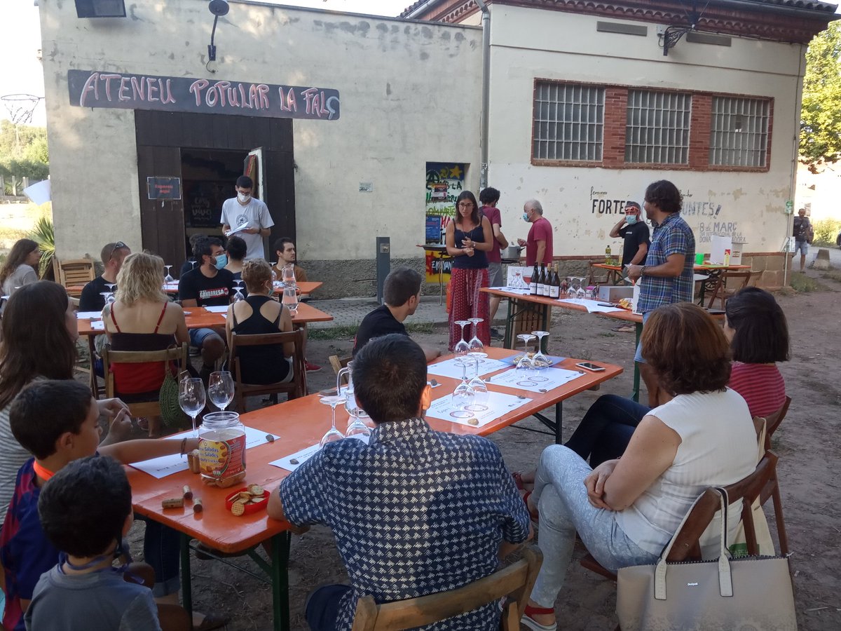 ernestclotet's tweet photo. Acabats els tastos preparats a l'@ateneuartes 
De cerveses amb @Petxuguin 
De licors de la terra amb @TresCadires
I ahir de vins amb @xavimaja @hmasanas 
Veure que tothom gaudeix tant del tast com de l'ambient és senyal de victòria!💪
I sobretot de...què més fem?
#EntreTotesTot https://t.co/4aCzkaDf4E
