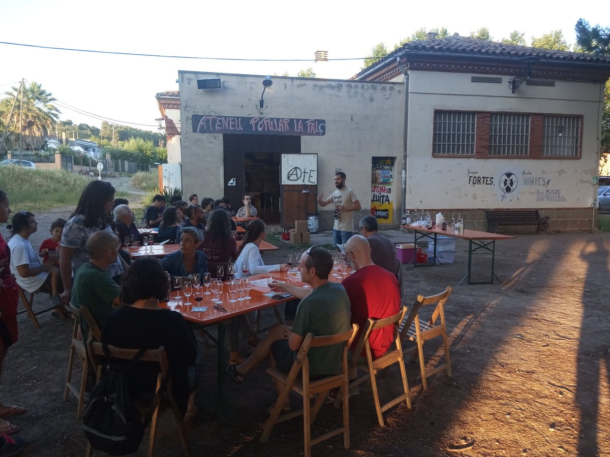 ernestclotet's tweet photo. Acabats els tastos preparats a l'@ateneuartes 
De cerveses amb @Petxuguin 
De licors de la terra amb @TresCadires
I ahir de vins amb @xavimaja @hmasanas 
Veure que tothom gaudeix tant del tast com de l'ambient és senyal de victòria!💪
I sobretot de...què més fem?
#EntreTotesTot https://t.co/4aCzkaDf4E