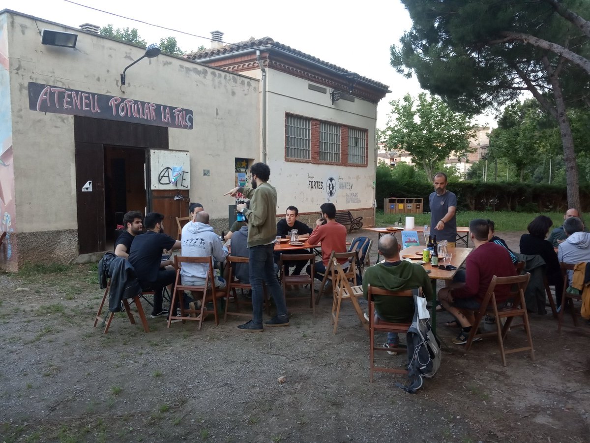 ernestclotet's tweet photo. Acabats els tastos preparats a l'@ateneuartes 
De cerveses amb @Petxuguin 
De licors de la terra amb @TresCadires
I ahir de vins amb @xavimaja @hmasanas 
Veure que tothom gaudeix tant del tast com de l'ambient és senyal de victòria!💪
I sobretot de...què més fem?
#EntreTotesTot https://t.co/4aCzkaDf4E