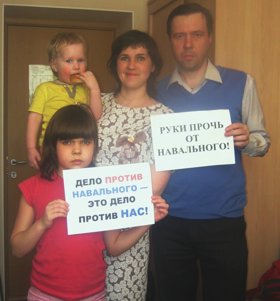 ArtFanlock's tweet photo. Сегодня ровно 7 лет с того дня, как я был уволен из органов внутренних дел за вот это фото в поддержку @navalny с формулировкой «за совершение поступка, порочащего честь сотрудника органов внутренних дел».
Ни о чём не жалею и чувствую себя совершенно внутренне свободным. https://t.co/q3KePTU6DI