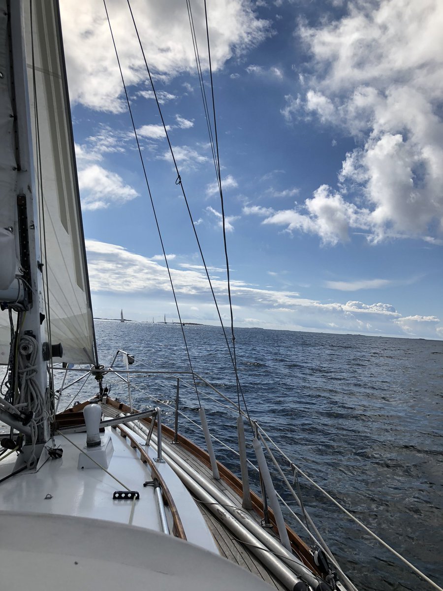 sygalathea's tweet photo. Tuulinen viikko takana ja aamulla eivät enää viulut soineet satamassa. Hieno ilma - SW 4-5m/s - Hangon läntisellä selällä. Aika moni muukin purjehtija matkalla itään. #purjehdus #segling #puuvene https://t.co/nGeIFgaSY3