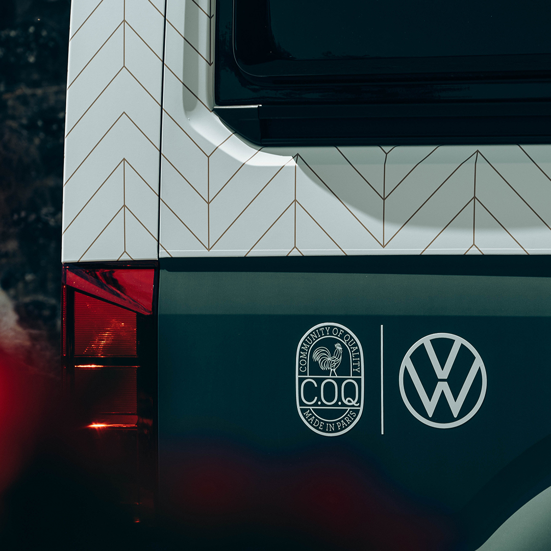 UtilitairesVW's tweet photo. 4 étoiles sur 4 roues pour 4 expériences uniques. Volkswagen Véhicules Utilitaires collabore avec l'hôtel C.O.Q. pour créer deux chambres entièrement équipées dans deux Grand California. Profitez du luxe d'un hôtel parisien, même hors de Paris : https://t.co/khxynBn3vw https://t.co/SabB1Noa5F